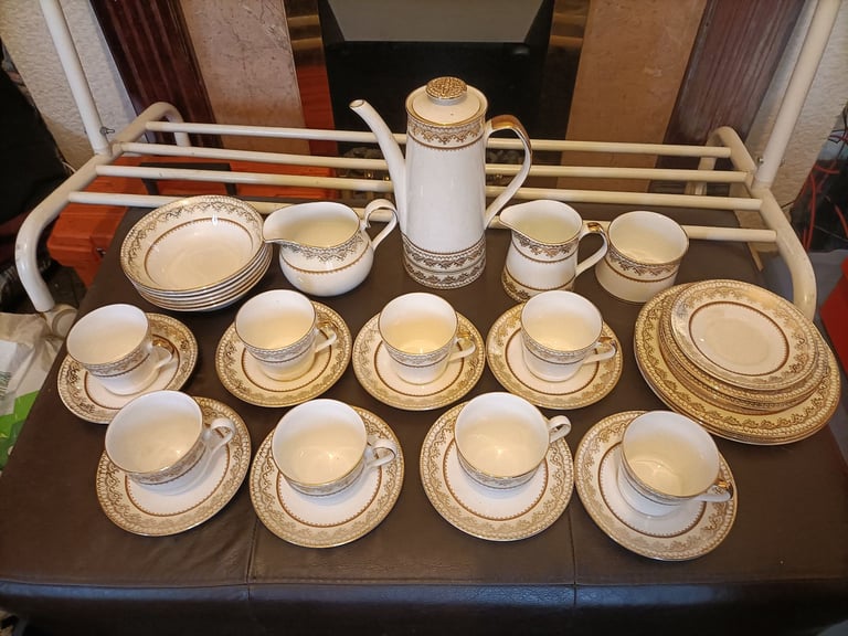 Elizabethan vintage fine china set. As per pictures. Collection only 