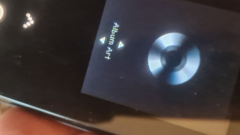 Samsung s5 tilt and slide speaker 2gb mp3 player. Fully Working and in great condition