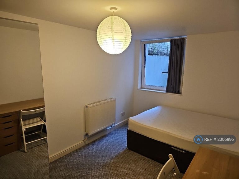 3 bedroom flat in St. Ronans Road, Southsea, PO4 (3 bed) (#2305995)