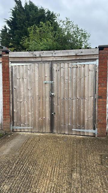 SG2. Lock Up Garage ~ Newgate SG2 ~ Stevenage ~ Dry & Secure ~ Rare opportunity !