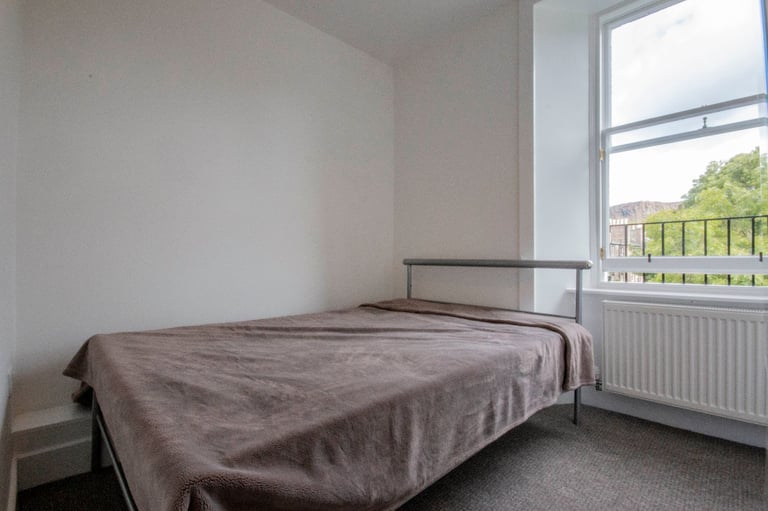 Large, 4 bedroom, 3rd floor HMO flat in Newington – available November