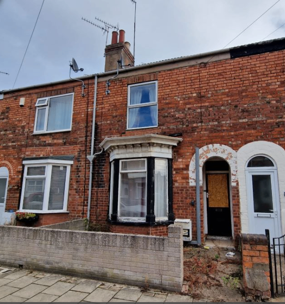 Two-bedroom mid-terrace house for sale
