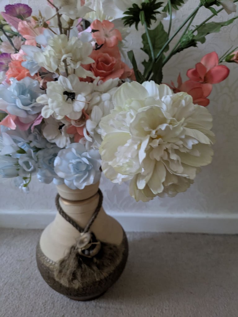 A vase, in excellent condition, from pet and smoke free home, height 30 cm, £5
