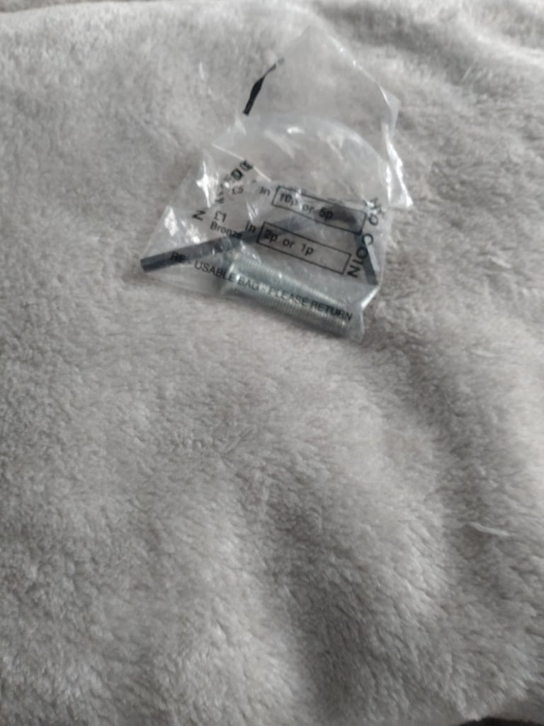 Lovely cats house to play in  ideal for kittens or small cat pick up only 