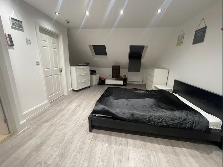 Spacious Double Studio-Style Room Private Shower Room  All Bills Included & Free High-Speed WiFi