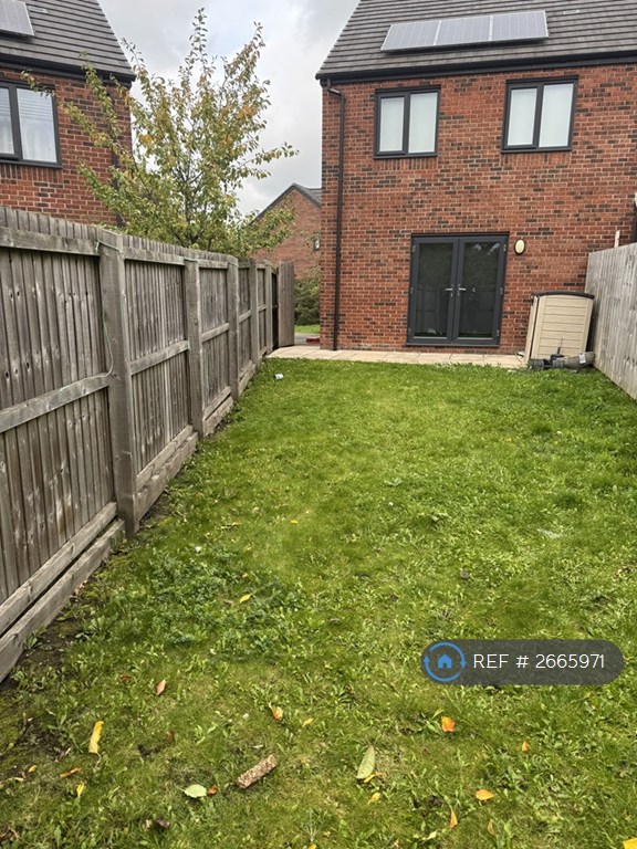 3 bedroom house in Ashover Avenue, Manchester, M12 (3 bed) (#2665971)
