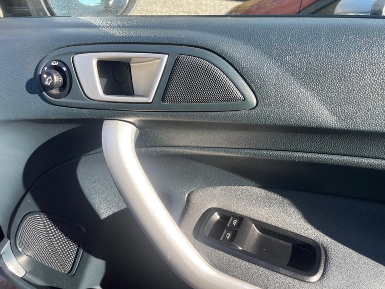 FORD FIESTA 1.4 ZETEC TITANIUM 62 REG 5 DOOR 12 MONTHS MOT LOW INSURANCE 48+ MPG