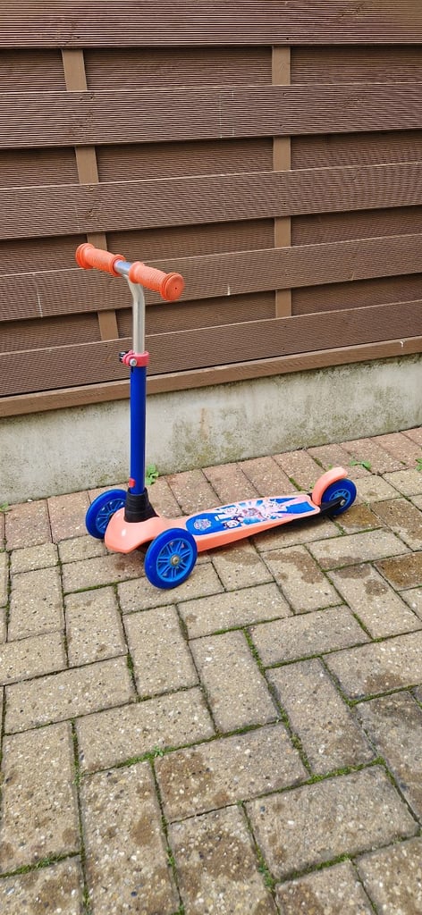 PAW PATROL THREE WHEEL SCOOTER. VERY GOOD CONDITION.