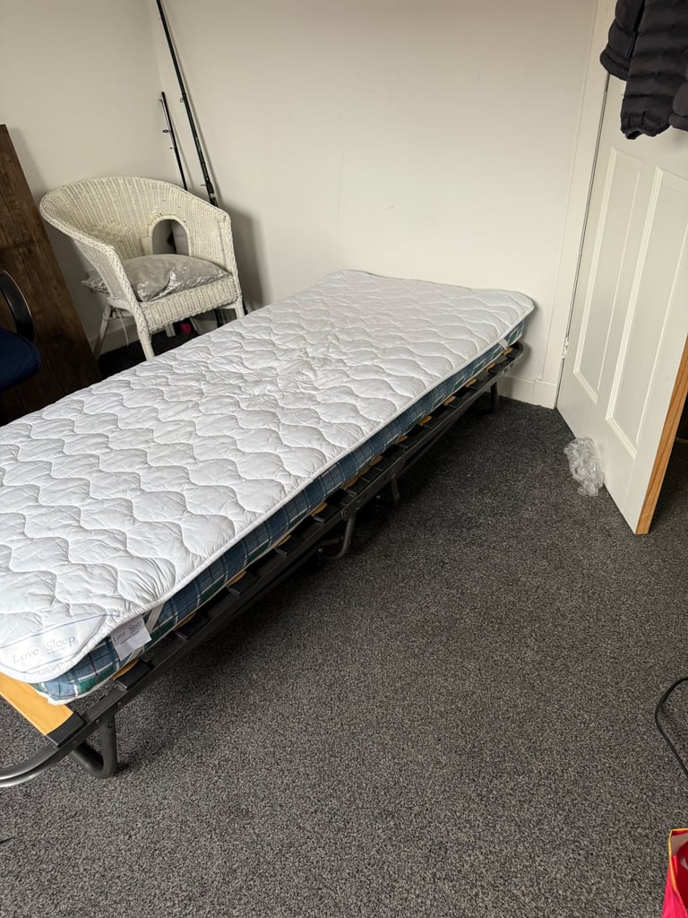 Foldaway single bed with mattress and mattress protecter 