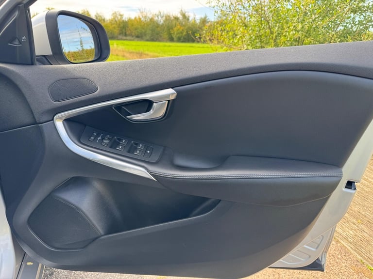 2016 Volvo V40 2.0 D4 R-Design Lux Nav Auto Euro 6 (s/s) 5dr HATCHBACK Diesel Automatic