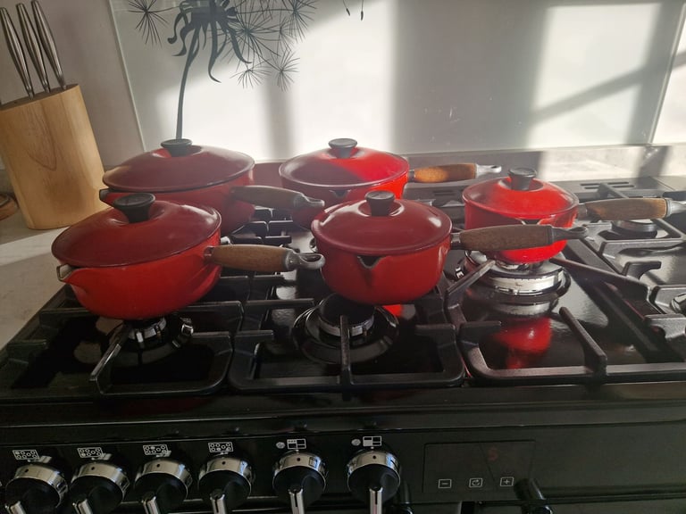Le Creuset set of 5 pans with lids
