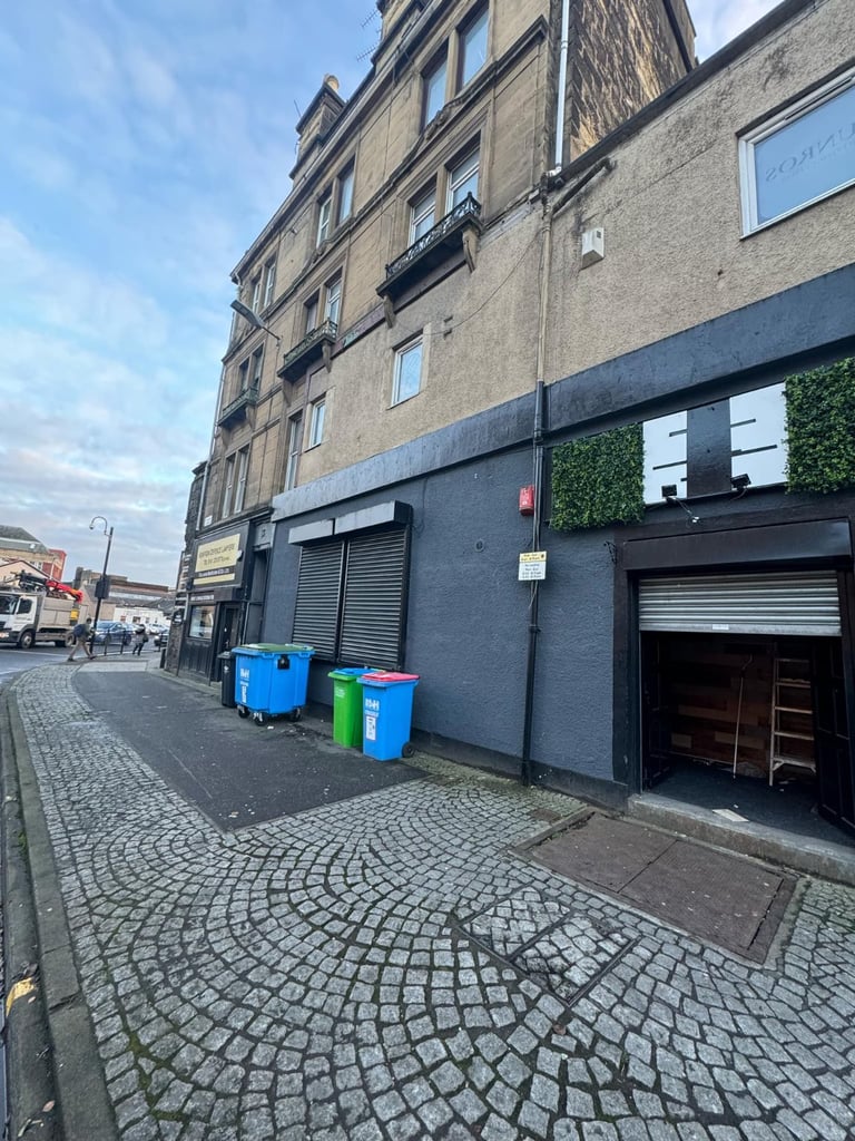 Large shop/pub in heart of paisley