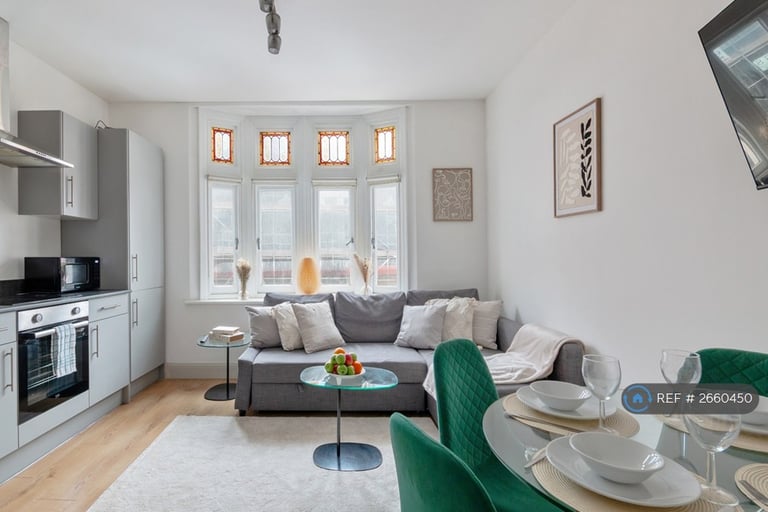 2 bedroom flat in Upper Richmond Road, London, SW15 (2 bed) (#2660450)