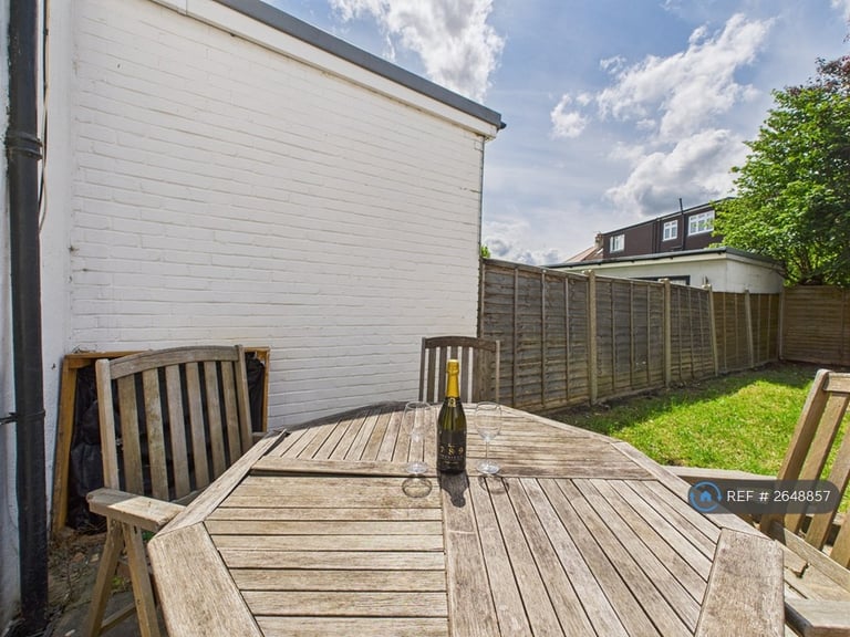 4 bedroom house in Merton Hall Gardens, London, SW20 (4 bed) (#2648857)