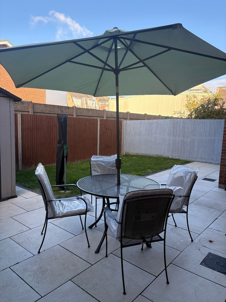 Kettler 110cm Round Table, 4 Chairs, 6 Cushions, Cantilever Parasol, Parasol Base and Cover