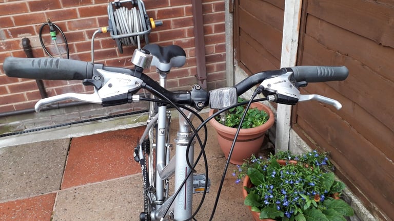 Here I have for sale a Mongoose hybrid ladies bike in Medium size in Excellent Condition
