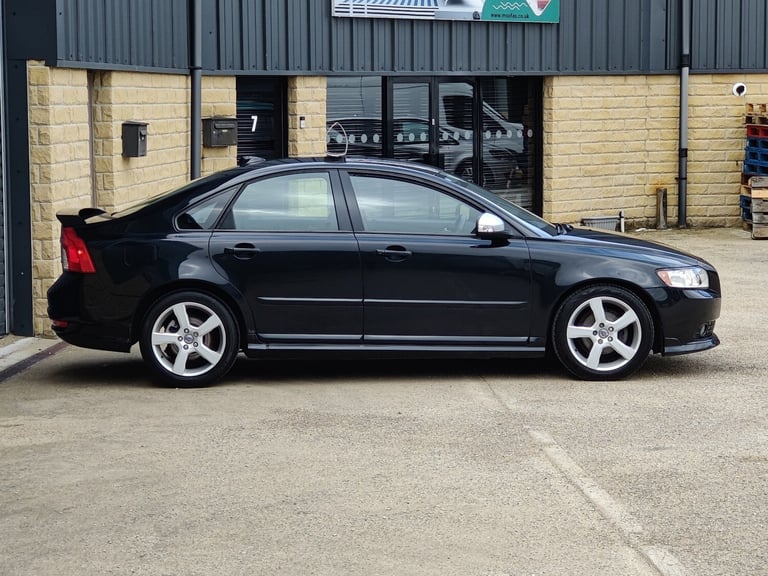 VOLVO S40; 1.6 DIESEL; 115BHP; R DESIGN D2; 4 DR; MANUAL; BLACK; 62 MPG; £35 TAX