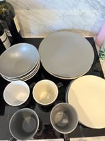 Set of 4 dishware