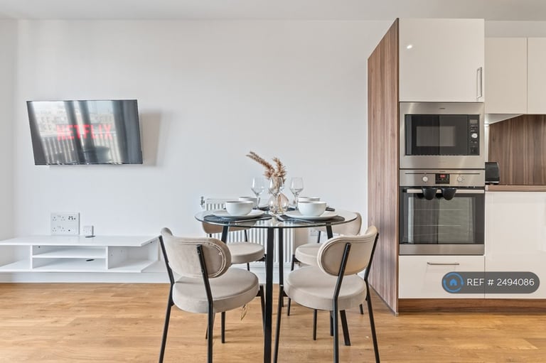 1 bedroom flat in Kingfisher Heights, London, E16 (1 bed) (#2494086)