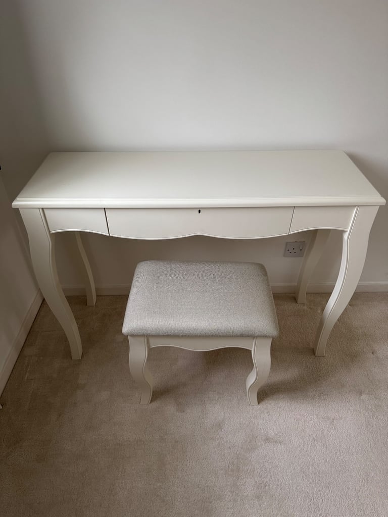 Dormy House Ivory dressing table with stool
