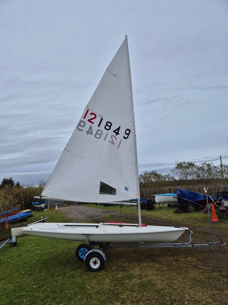 Laser sailing dinghy with combi road trailer
