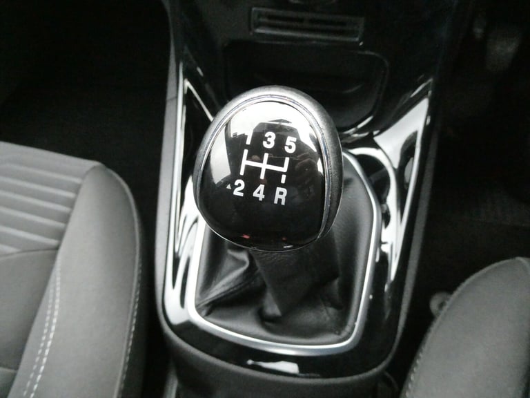 1.25 82 Zetec 5dr *YES GEN 37K!! +9 SERVICES +BT +PARK SENSORS +AUX*