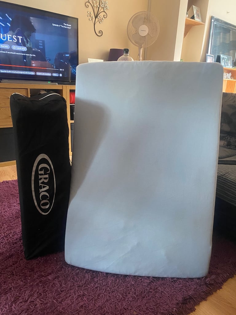 Travel cot with mattress