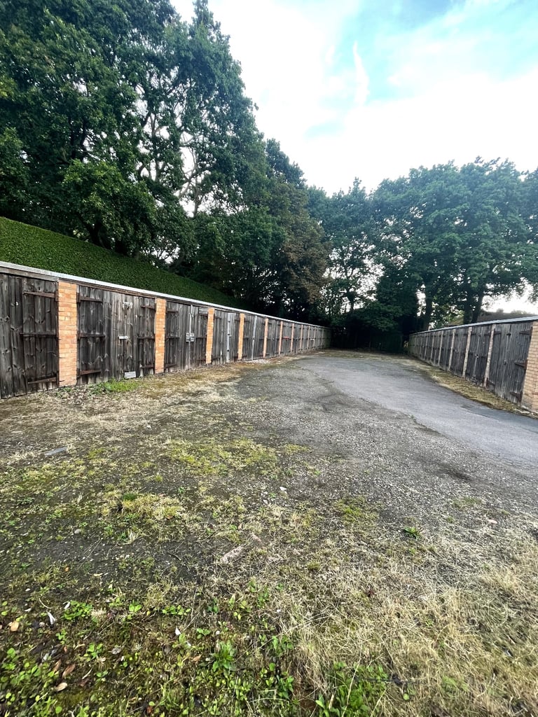 Secure Garage to let in Shirley