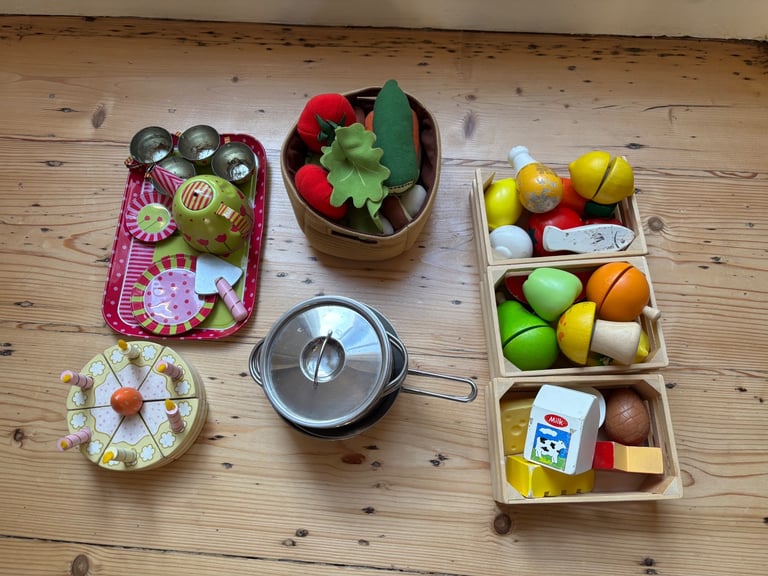 Toy kitchen unit with toy food