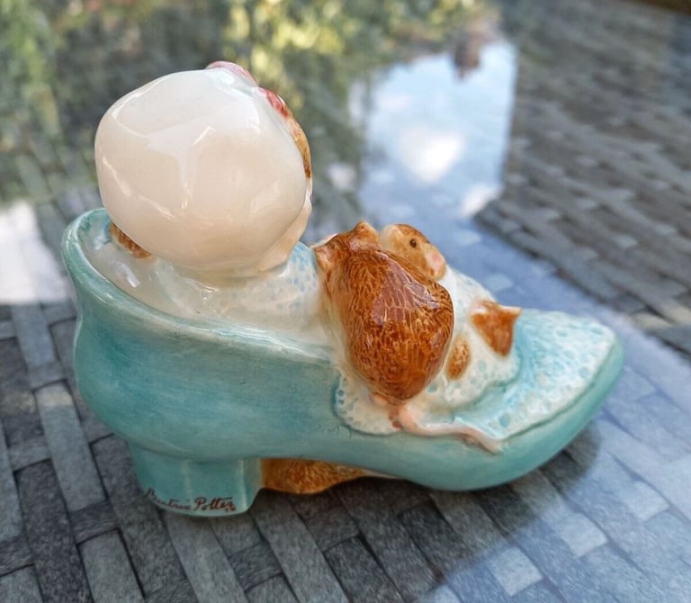 Border Fine Arts Classics - Old Woman In a Shoe (A2440) Beatrix Potter Figurine