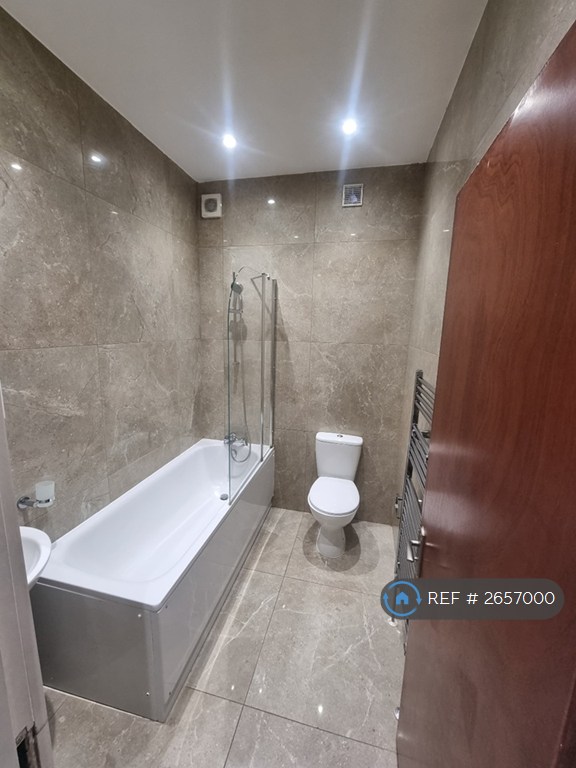 1 bedroom flat in Ferme Park Road, London, N4 (1 bed) (#2657000)