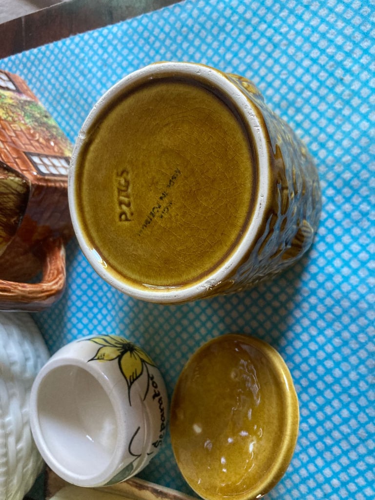  Vintage Secla majolica pottery honey pot with bee on lid reasonable offers accepted