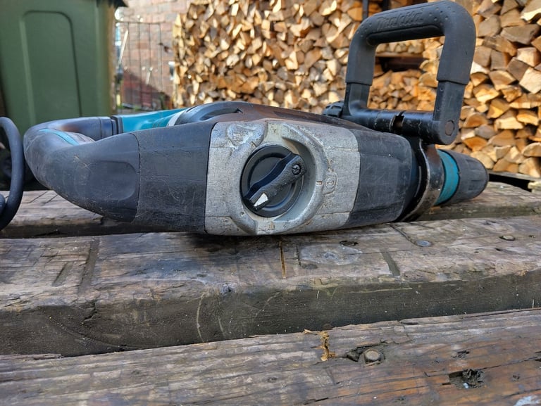 Makita HR4013C SDS Max Rotary Hammer AVT 110v breaker chisel