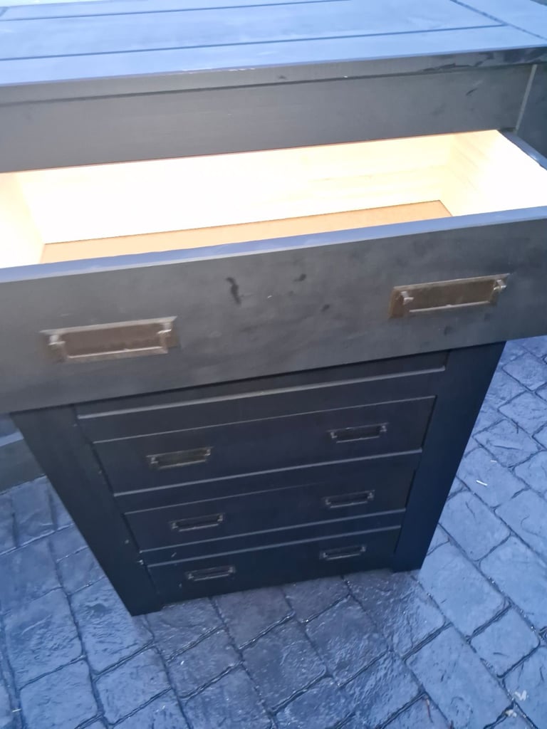 Chest of drawers £45