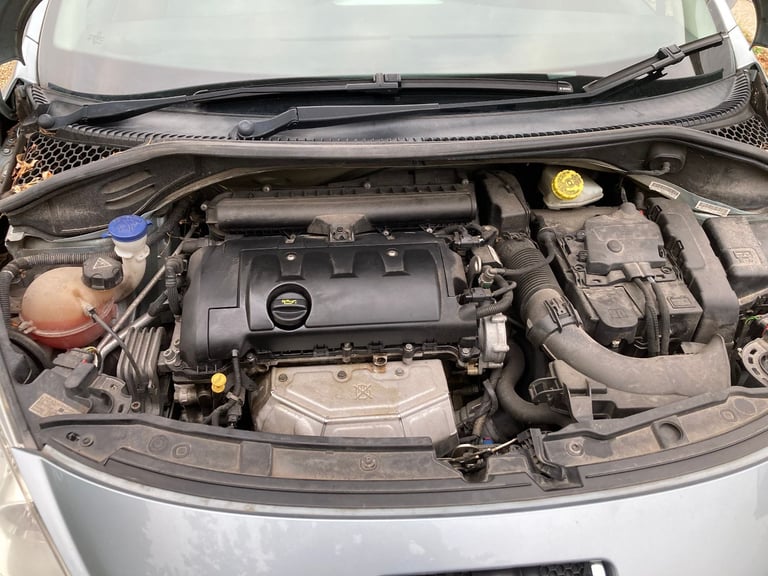 2011 PEUGEOT 207 1.4 VTi ENVY LOW MILAGE 5 DOOR HATCHABACK. LONG MOT CHEAP TAX.