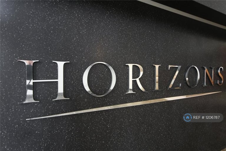 1 bedroom flat in Horizons Tower, London, E14 (1 bed) (#1206787)