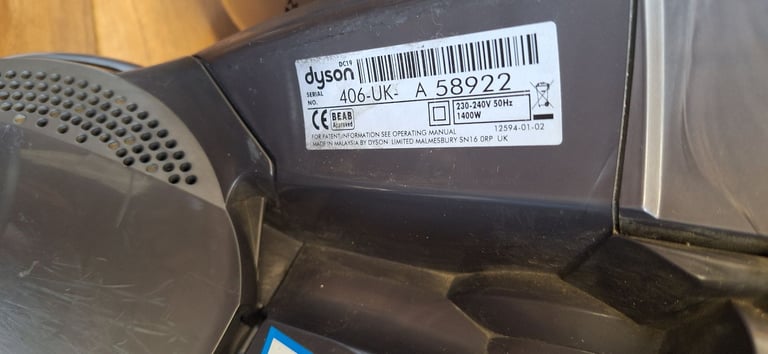 DC19 dyson vacuum cleaner,body & hose and pipe only.very strong 