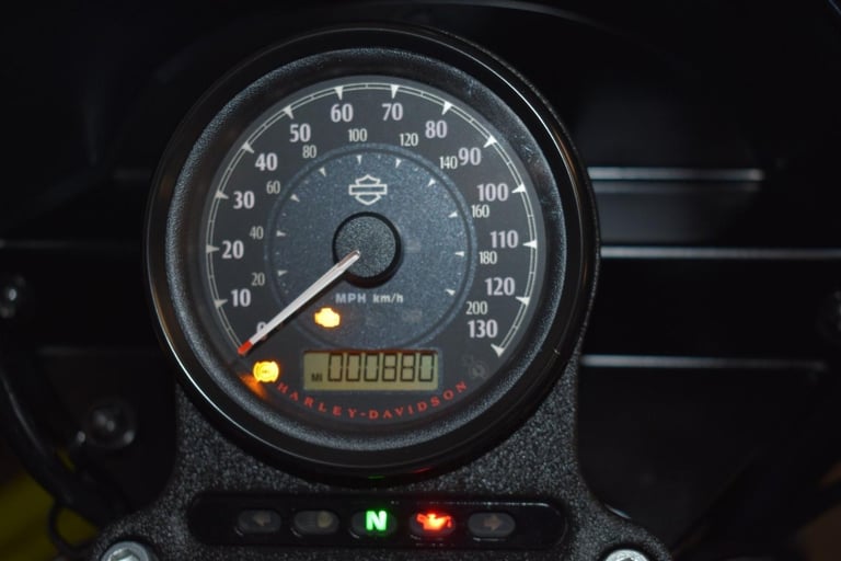 HARLEY DAVIDSON SPORTSTER 1200 IRON-ONLY 880 MILES-VANCE AND HINES-ENGINE BARS