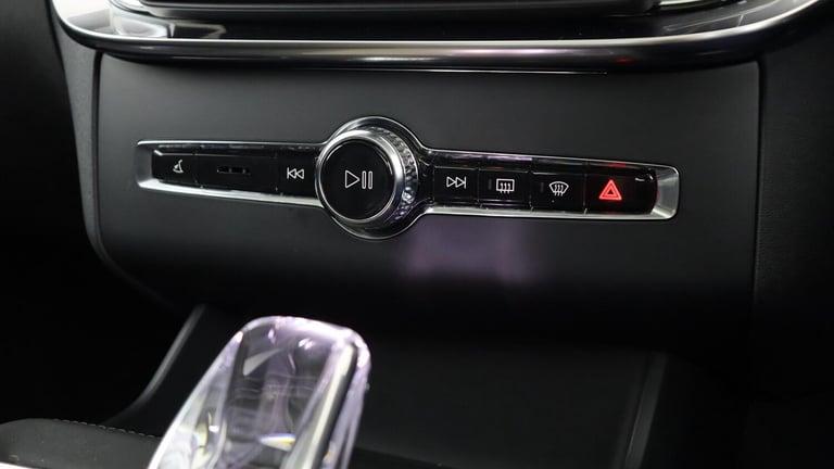 2025 Volvo XC90 B5 (P) AWD Plus Dark (Sunroof, Harman Kardon Sound, 360 Camera, BLIS) ESTATE Petr...