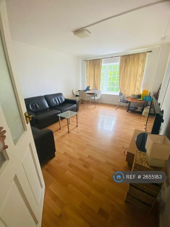 2 bedroom flat in Holme Lodge, Carlton, Nottingham, NG4 (2 bed) (#2655183)