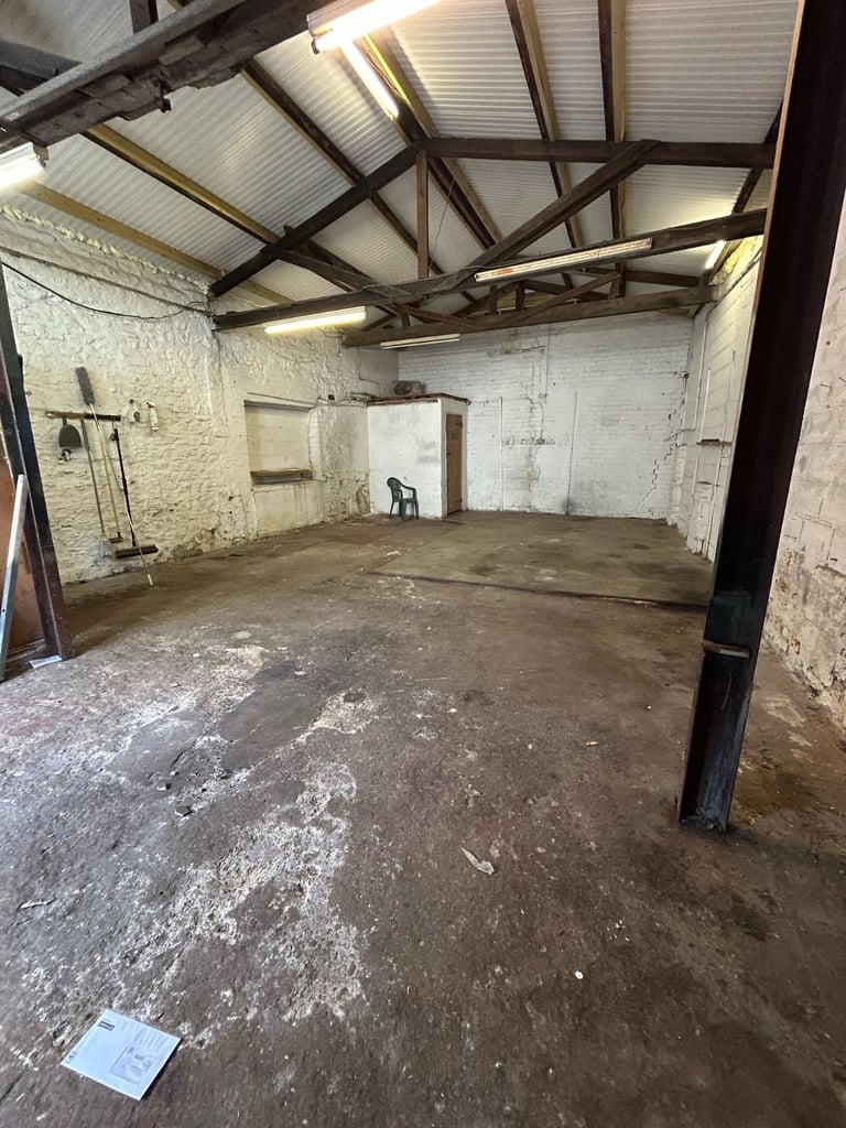 Commercial Garage/workshop/storage Unit 725 sq. ft.