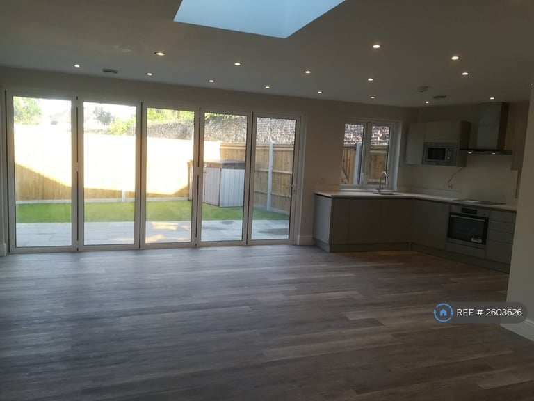 2 bedroom flat in North Street, Carshalton, SM5 (2 bed) (#2603626)