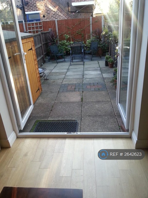 2 bedroom flat in Whitton Road, Twickenham, TW1 (2 bed) (#2642623)