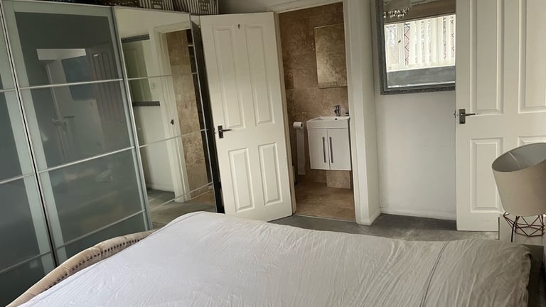 EnSuite Room for rent in Family Home  ( female prefered)