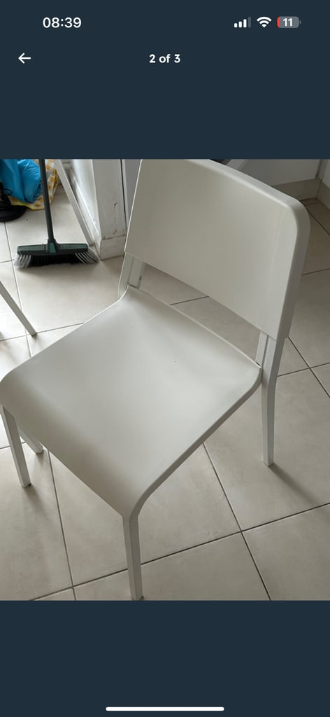 Ikea dining table and chairs extendable. Mint condition 