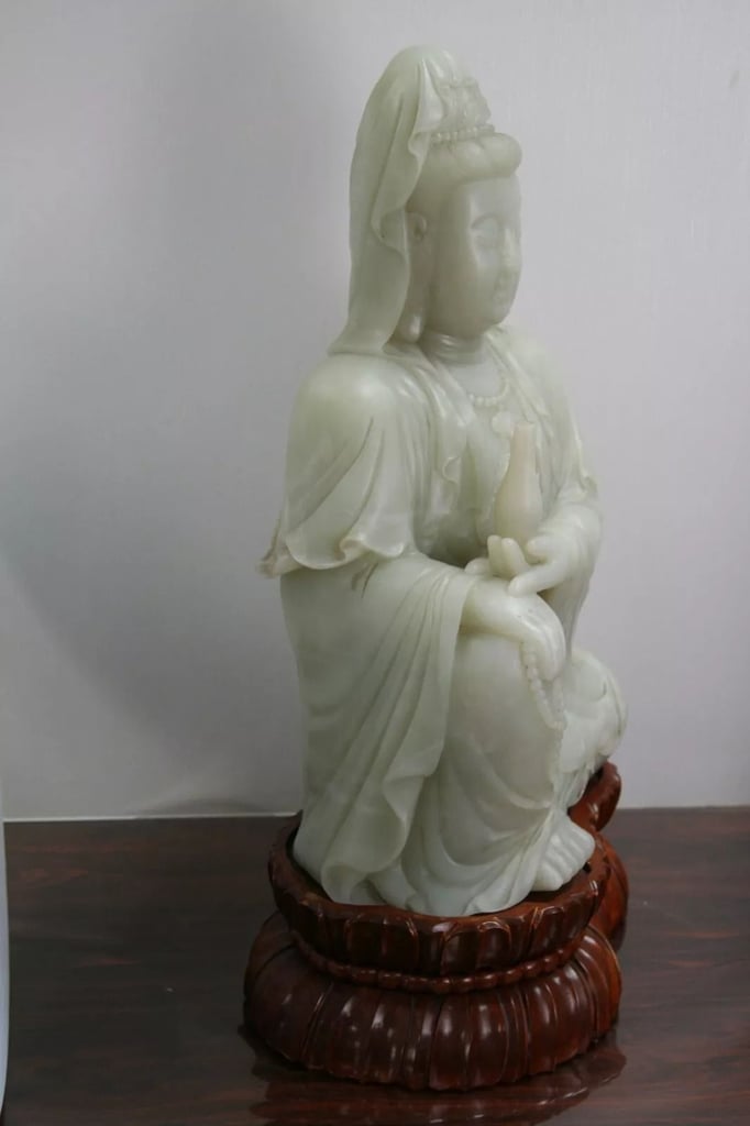 White Jade Guan Yin Figure of Ming - Qing Dynasty Pattern 30 x 49 x 17.5 cm