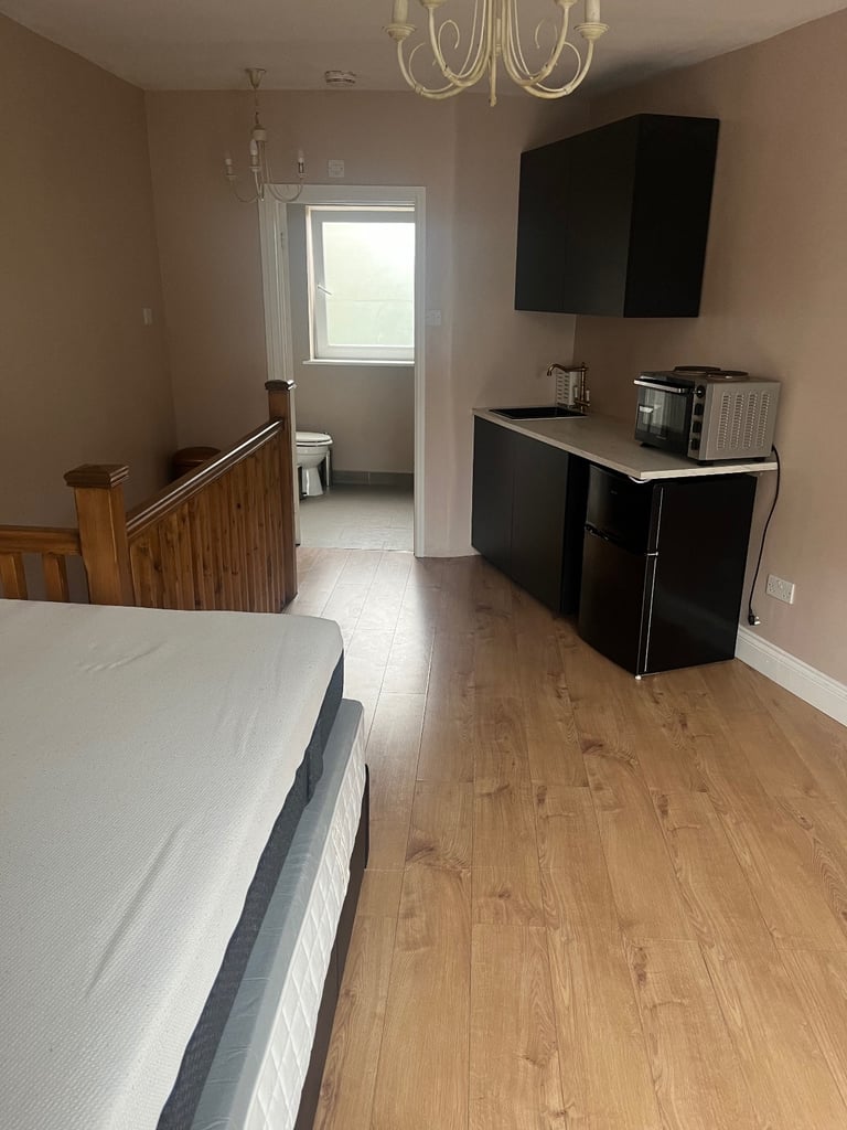 Free PARKING Fully private Studio Flat Separate Entrance - Trains to Tottenham Crt Rd & Liverpool St