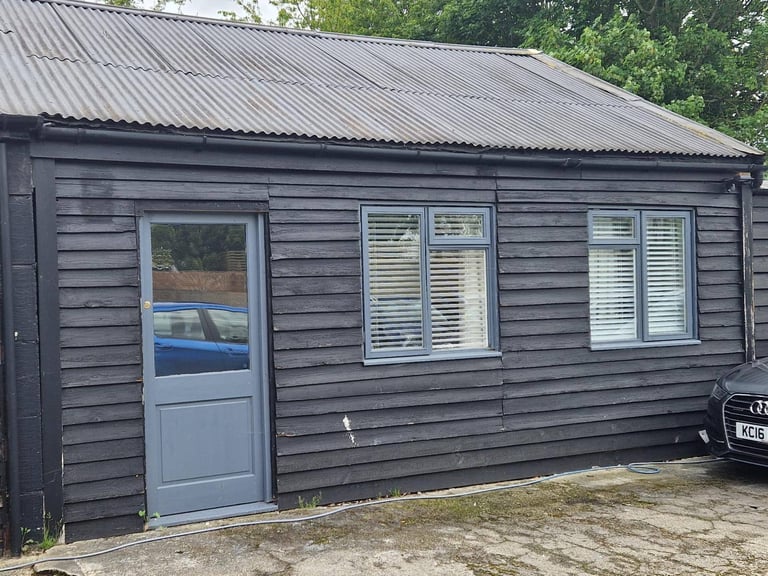 Commercial property Shop / office / salon/ barber shop / ware house etc to let