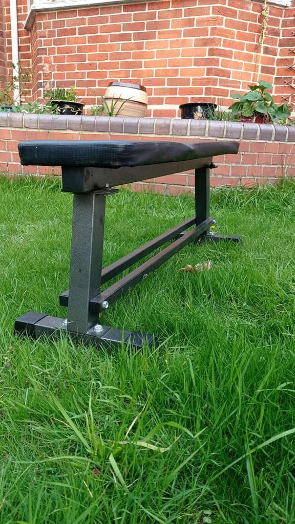 Weights bench - OneTwoFit solid body gym bench for benchpress, chest flys etc