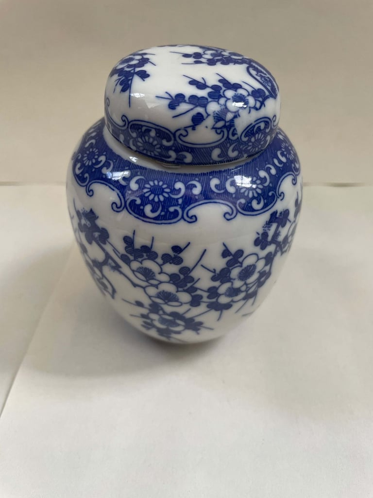 Vintage Chinese decorative spice jar